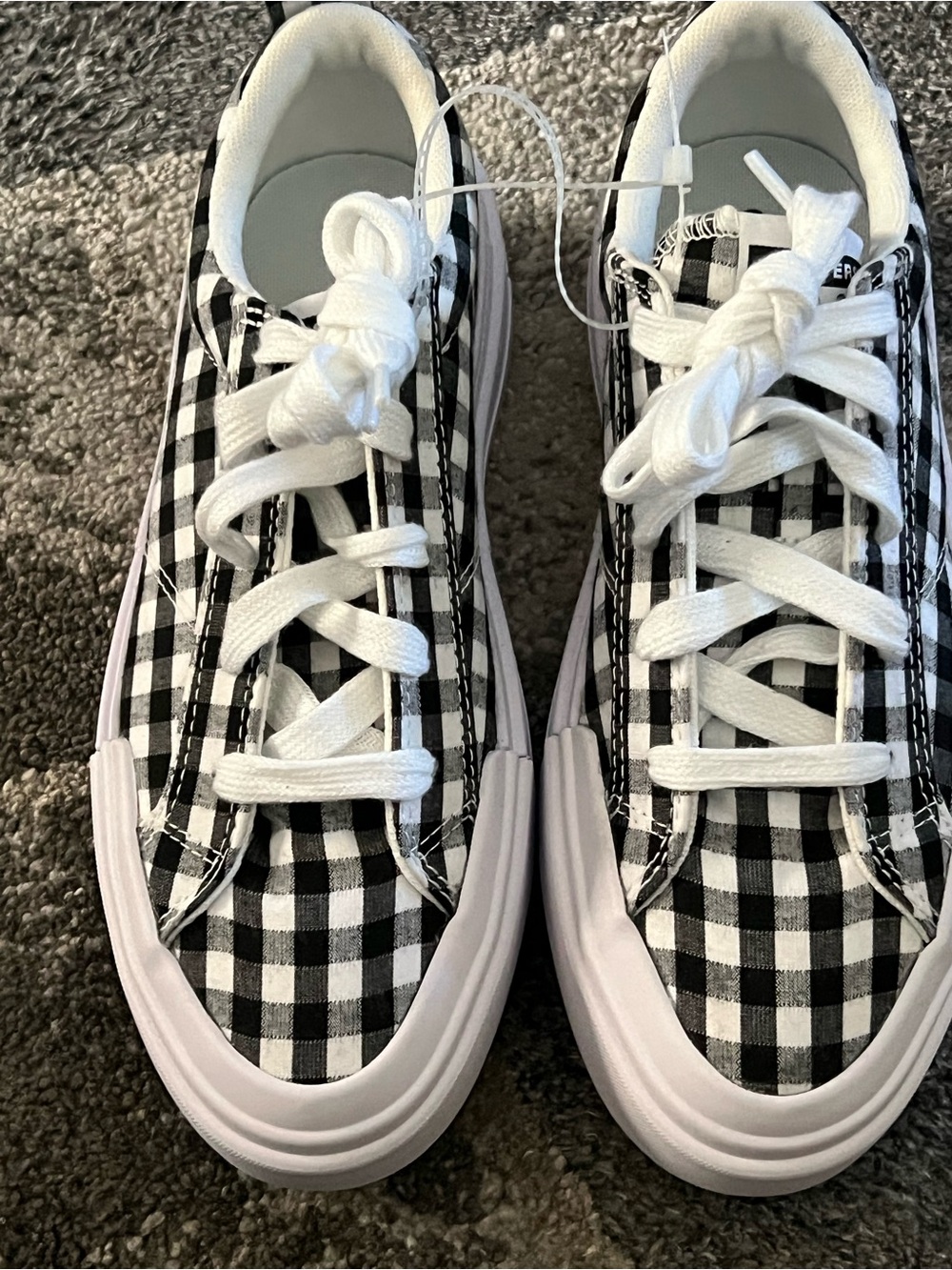 Converse Cruise Checkered lightweight low-tops. Size 7
